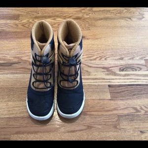 Merrell boots boys youth size 6.